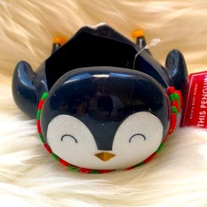 ADORABLE PENGUIN LIGHTS UP SOAP HOLDER CHANGES COLORS TOO